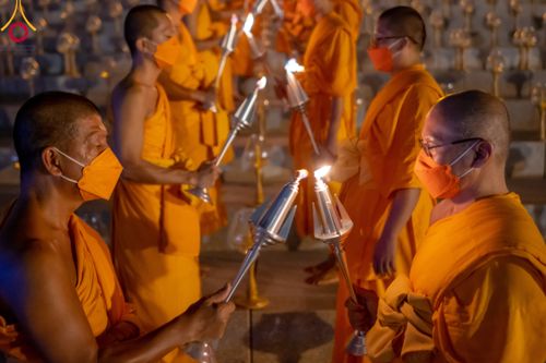 ภาพ No.90258:พิธีจุดประทีป 20,000 ดวง บูชาพระมหาธรรมกายเจดีย์ และบูชาพระมงคลเทพมุนี(สด จนฺทสโร) พระผู้ปราบมาร วันอังคารที่ 10 ตุลาคม พ.ศ. 2566 ณ ลานธรรมพระมหาธรรมกายเจดีย์ วัดพระธรรมกาย จ.ปทุมธานี