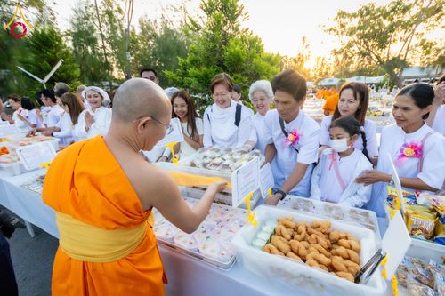 ภาพ No.288101:วันที่ 4 มกราคม พ.ศ. 2569 พิธีถวายภัตตาหารเป็นสังฆทาน แด่พระธรรมยาตรา ในโครงการธรรมยาตรา กตัญญูบูชา มหาปูชนียาจารย์ พระมงคลเทพมุนี(สด จนฺทสโร) พระผู้ปราบมาร อนุสรณ์สถาน 7 แห่ง ปีที่ 14 ณ อนุสรณ์สถานมหาวิหารพระมงคลเทพมุนี (โลตัสแลนด์) อ.สองพี่น้อง จ.สุพรร