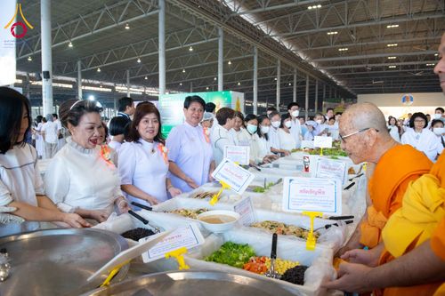 ภาพ No.303878:วันที่ 28 มกราคม พ.ศ. 2569 พิธีถวายภัตตาหารเป็นสังฆทาน แด่พระธรรมยาตรา ณ วัดพระธรรมกาย  จังหวัดปทุมธานี ในโครงการธรรมยาตรา กตัญญูบูชา มหาปูชนียาจารย์ พระมงคลเทพมุนี(สด จนฺทสโร) พระผู้ปราบมาร อนุสรณ์สถาน 7 แห่ง ปีที่ 14