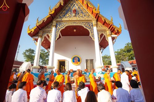 ภาพ No.197840:พิธีตักบาตรพระธรรมยาตรา ณ อนุสรณ์สถานลำดับที่ 4 สถานที่เกิดด้วยกายธรรม วัดโบสถ์(บน) ต.บางคูเวียง จ.นนทบุรี ในโครงการธรรมยาตรา กตัญญูบูชา มหาปูชนียาจารย์ พระมงคลเทพมุนี(สด จนฺทสโร) พระผู้ปราบมาร อนุสรณ์สถาน 7 แห่ง ปีที่ 13 วันที่ 19 มกราคม พ.ศ. 2568