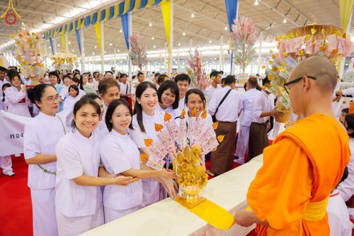 ภาพ No.167904:พิธีทอดกฐิน และ พิธีกรานกฐิน ในวันอาทิตย์ที่ 3 พฤศจิกายน พ.ศ. 2567 ณ วัดพระธรรมกาย จ.ปทุมธานี