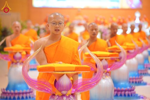 ภาพ No.134505:พิธีทอดผ้าป่าสมทบ มหาสังฆทาน 10,000 วัด ทั่วไทย วันอาทิตย์ต้นเดือนที่ 7 เมษายน พ.ศ.2567 ณ ห้องแก้วสารพัดนึก 1 สภาธรรมกายสากล  วัดพระธรรมกาย จ.ปทุมธานี