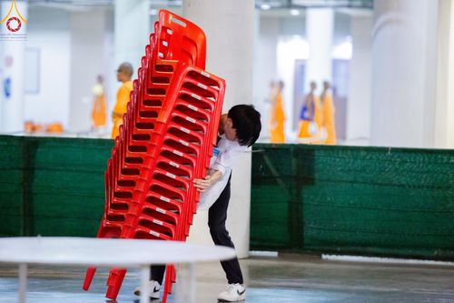 ภาพ No.59021:V.40 ภัตตาหารพระหมื่นวัด เราจัดให้ การปฏิบัติงานของเจ้าหน้าที่และอาสาสมัคร เพื่อรับบุญในการถวายภัตตาหาร แด่คณะสงฆ์ 10,000 กว่าวัดทั่วประเทศ ที่มาร่วมงานวันคุ้มครองโลก จันทร์ที่ 22 เมษายน พ.ศ. 2567 ณ วัดพระธรรมกาย