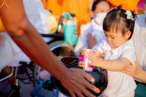 ภาพ No.201229:พิธีตักบาตรพระธรรมยาตรา ณ อนุสรณ์สถานลำดับที่ 5 สถานที่เผยแผ่วิชชาธรรมกายครั้งแรก อนุสรณ์สถานบางปลา วัดบางปลา อำเภอบางเลน จังหวัดนครปฐม ในโครงการธรรมยาตรา กตัญญูบูชา มหาปูชนียาจารย์ พระมงคลเทพมุนี(สด จนฺทสโร) พระผู้ปราบมาร อนุสรณ์สถาน 7 แห่ง ปีที่ 13