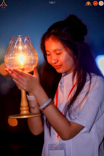 ภาพ No.224680:วันจันทร์ที่ 12 พฤษภาคม พ.ศ. 2568  ชาวพุทธในอินโดนีเซีย ร่วมฉลองวิสาขบูชาจุดประทีปกว่า 200,000 ดวง ณ พระมหาเจดีย์บรมพุทโธ  เจริญพุทธมนต์ถวาย “พระวชิรเกล้าเจ้าอยู่หัว”