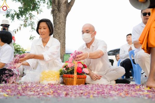 ภาพ No.110590:พิธีต้อนรับพระธรรมยาตรา ในโครงการธรรมยาตรากตัญญูบูชา มหาปูชนียาจารย์ พระมงคลเทพมุนี(สด จนฺทสโร) พระผู้ปราบมาร อนุสรณ์สถาน 7 แห่ง ปีที่ 12 วันที่ 11 มกราคม พ.ศ. 2567 ณ อนุสรณ์สถานลำดับที่ 3 สถานที่เกิดใหม่ในเพศสมณะ วัดสองพี่น้อง จ.สุพรรณบุรี