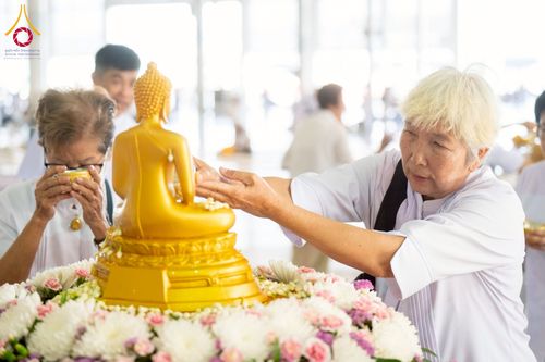ภาพ No.215229:วันอาทิตย์ต้นเดือนที่ 6 เมษายน พ.ศ. 2568 พิธีตักบาตรข้าวสารอาหารแห้ง ณ บ้านแก้วเรือนทองคุณยาย สภาธรรมกายสากล วัดพระธรรมกาย