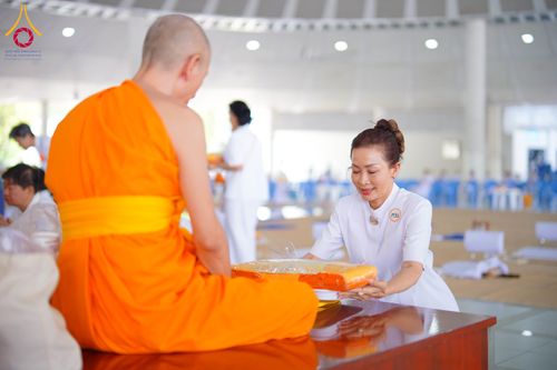 ภาพ No.320679:วันที่ 11 เมษายน พ.ศ.2569 พิธีถวายภัตตาหารเมนูสวรรค์ เพื่อการบรรลุธรรม ณ หอฉันคุณยายอาจารย์ฯ วัดพระธรรมกาย