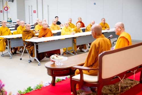 ภาพ No.324822:วันอังคารที่ 21 เมษายน พ.ศ.2569  หลวงพ่อทัตตชีโว รองเจ้าอาวาสวัดพระธรรมกาย ถวายการต้อนรับและปฏิสันถารคณะสงฆ์จากประเทศเวียดนาม