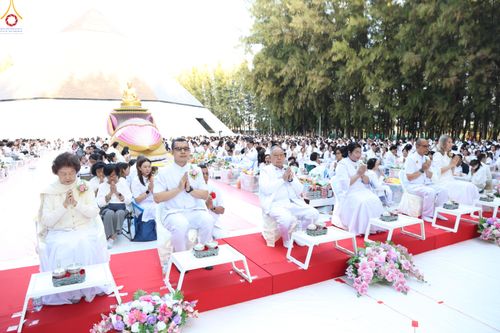 ภาพ No.289310:วันที่ 7 มกราคม พ.ศ. 2569 พิธีตักบาตรพระธรรมยาตรา ณ อนุสรณ์สถานลำดับที่ 1 สถานที่เกิดด้วยรูปกายเนื้อ อนุสรณ์สถานมหาวิหารพระมงคลเทพมุนี (โลตัสแลนด์) อ.สองพี่น้อง จ.สุพรรณบุรี ในโครงการธรรมยาตรา กตัญญูบูชา มหาปูชนียาจารย์ พระมงคลเทพมุนี(สด จนฺทสโร) พระผู้ป