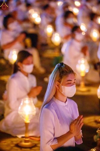 ภาพ No.73485:พิธีจุดประทีปถวายเป็นพุทธบูชา และบูชาธรรมมหาปูชนียาจารย์ ในโครงการธรรมยาตรากตัญญูบูชา มหาปูชนียาจารย์ พระมงคลเทพมุนี(สด จนฺทสโร) พระผู้ปราบมาร ปีที่ 11 ณ อนุสรณ์สถานลำดับที่ 4 สถานที่เกิดด้วยกายธรรม วัดโบสถ์ (บน) บางคูเวียง อ.บางกรวย จ.นนทบุรี วันที่ 21 