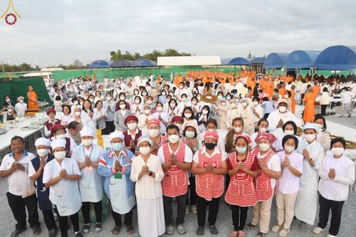 ภาพ No.74203:พิธีถวายภัตตาหารเป็นสังฆทาน แด่คณะพระธรรมยาตราฯ ในโครงการธรรมยาตรากตัญญูบูชา มหาปูชนียาจารย์ พระมงคลเทพมุนี(สด จนฺทสโร) พระผู้ปราบมาร อนุสรณ์สถาน 7 แห่ง ปีที่ 11 วันที่ 25 มกราคม พ.ศ. 2566