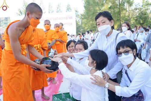 ภาพ No.70623:พิธีตักบาตรพระธรรมยาตราฯ ในโครงการธรรมยาตรากตัญญูบูชา มหาปูชนียาจารย์ พระมงคลเทพมุนี(สด จนฺทสโร) พระผู้ปราบมาร ปีที่ 11 ณ อนุสรณ์สถานลำดับที่ 2 สถานที่ตั้งมโนปณิธานบวชตลอดชีวิต อนุสรณ์สถานคลองบางนางแท่น อ.สามพราน จ.นครปฐม วันที่ 14 มกราคม พ.ศ. 2566