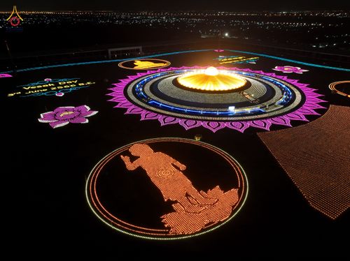 ภาพ No.81871:พิธีจุดวิสาขประทีปและเวียนประทักษิณ เนื่องในวันวิสาขบูชา วันเสาร์ที่ 3 มิถุนายน 2566 ณ ลานธรรมพระมหาธรรมกายเจดีย์ วัดพระธรรมกาย จ.ปทุมธานี