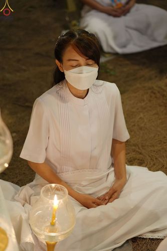 ภาพ No.69544:พิธีจุดประทีปถวายเป็นพุทธบูชา และบูชาธรรมมหาปูชนียาจารย์ ในโครงการธรรมยาตรากตัญญูบูชา มหาปูชนียาจารย์ พระมงคลเทพมุนี(สด จนฺทสโร) พระผู้ปราบมาร ปีที่ 11 ณ อนุสรณ์สถานมหาวิหารพระมงคลเทพมุนี อ.สองพี่น้อง จ.สุพรรณบุรี