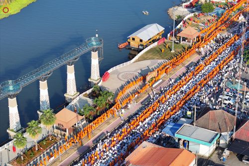 ภาพ No.284249:วันเสาร์ที่ 20 ธันวาคม พ.ศ.2568  พิธีตักบาตรพระ 10,000 รูป เนื่องในโอกาส 194 ปี จังหวัดกาญจนบุรี และอุทิศส่วนกุศลให้แด่บรรพชนทั้งหลาย บริเวณถนนสองแคว (Skywalk) เมืองกาญจนบุรี