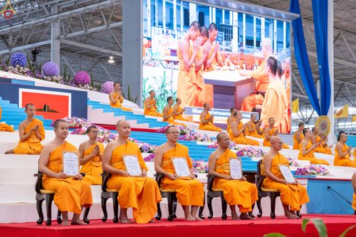 ภาพ No.339041:วันอาทิตย์ที่ 12 กรกฎาคม พ.ศ.2569 พิธีมุทิตาผู้สอบได้เปรียญธรรม ประโยค 1-2 ถึง ป.ธ.9 และ บ.ศ.1-2 ถึง บ.ศ.6 สำนักศาสนศึกษาวัดพระธรรมกาย ประจำปี 2569, พิธีมอบตราตั้งแต่งตั้งอาจารย์ใหญ่ สำนักศาสนศึกษาวัดพระธรรมกาย