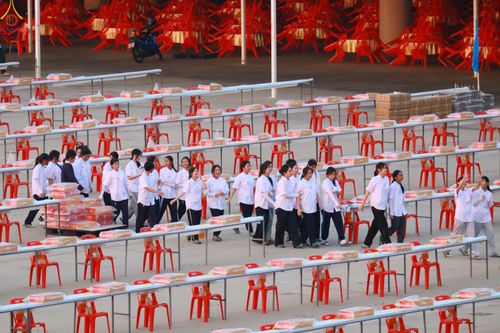 ภาพ No.322660:วันที่ 17 เมษายน พ.ศ.2569 การเรียงกล่องไทยธรรม เรียงน้ำดื่ม เรียงร่ม ณ ลานธรรมพระมหาธรรมกายเจดีย์ เพื่องานถวายมหาสังฆทาน 40,000 กว่าวัดทั่วประเทศ วันคุ้มครองโลก 22 เมษายน พ.ศ.2569 วัดพระธรรมกาย