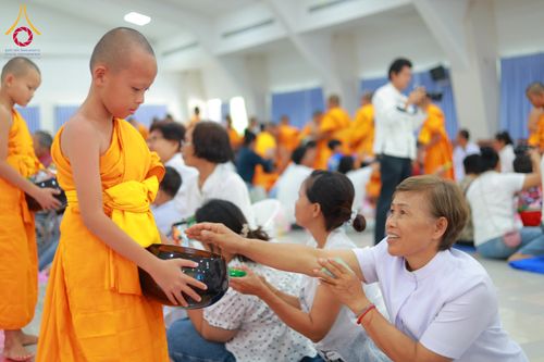 ภาพ No.321890:วันที่ 12 เมษายน พ.ศ.2569 ตักบาตรสงกรานต์ฉลองสามเณรใหม่  ณ ศูนย์ปฏิบัติธรรมระยอง(บ้านช่องลม)