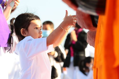 ภาพ No.74828:พิธีตักบาตรพระธรรมยาตราฯ ในโครงการธรรมยาตรากตัญญูบูชา มหาปูชนียาจารย์ พระมงคลเทพมุนี(สด จนฺทสโร) พระผู้ปราบมาร ปีที่ 11 ณ อนุสรณ์สถานลำดับที่ 5 สถานที่เผยแผ่วิชชาธรรมกายครั้งแรก อนุสรณ์สถานบางปลา วัดบางปลา อ.บางเลน จ.นครปฐม วันที่ 29 มกราคม พ.ศ. 2566