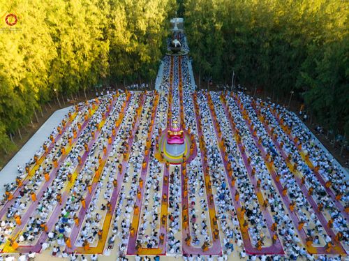 ภาพ No.105751:พิธีต้อนรับพระธรรมยาตรา ในโครงการธรรมยาตรากตัญญูบูชา มหาปูชนียาจารย์ พระมงคลเทพมุนี(สด จนฺทสโร) พระผู้ปราบมาร อนุสรณ์สถาน 7 แห่ง ปีที่ 12 วันที่ 3 มกราคม พ.ศ. 2567 ณ อนุสรณ์สถานโลตัสแลนด์ จ.สุพรรณบุรี