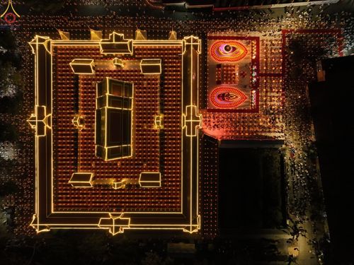 ภาพ No.73342:พิธีจุดประทีปถวายเป็นพุทธบูชา และบูชาธรรมมหาปูชนียาจารย์ ในโครงการธรรมยาตรากตัญญูบูชา มหาปูชนียาจารย์ พระมงคลเทพมุนี(สด จนฺทสโร) พระผู้ปราบมาร ปีที่ 11 ณ อนุสรณ์สถานลำดับที่ 4 สถานที่เกิดด้วยกายธรรม วัดโบสถ์ (บน) บางคูเวียง อ.บางกรวย จ.นนทบุรี วันที่ 21 