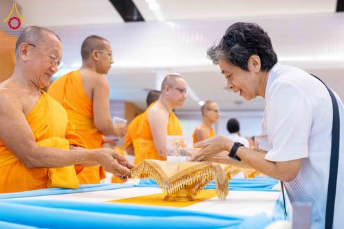 ภาพ No.338078:วันอาทิตย์ต้นเดือน 5 กรกฎาคม พ.ศ.2569 สัมมนาพิเศษ พิธีมอบพระของขวัญ ณ ห้องแก้วสารพัด1 วัดพระธรรมกาย