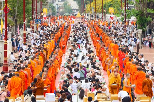 ภาพ No.310883:วันอาทิตย์ที่ 22 กุมภาพันธ์ พ.ศ. 2569 พิธีตักบาตรเเด่คณะพระภิกษุสงฆ์ 1,111 รูป จังหวัดน่าน หนึ่งในโครงการตักบาตรพระ 2,000,000 รูป 77 จังหวัดทั่วไทย ในวาระอันเป็นมงคลยิ่ง ครบรอบ 744 ปี นครน่าน สืบสานศรัทธา ทำบุญใหญ่ของเมืองน่าน ณ ข่วงเมือง วัดภูมินทร์ อำเ