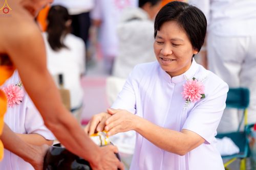 ภาพ No.302719:วันที่ 24 มกราคม พ.ศ. 2569 พิธีตักบาตรพระธรรมยาตรา(ภาพชุดที่ 2) ณ อนุสรณ์สถานลำดับที่ 5 สถานที่เผยแผ่วิชชาธรรมกายครั้งแรก อนุสรณ์สถานบางปลา วัดบางปลา อำเภอบางเลน จังหวัดนครปฐม ในโครงการธรรมยาตรา กตัญญูบูชา มหาปูชนียาจารย์ พระมงคลเทพมุนี(สด จนฺทสโร) พระผู