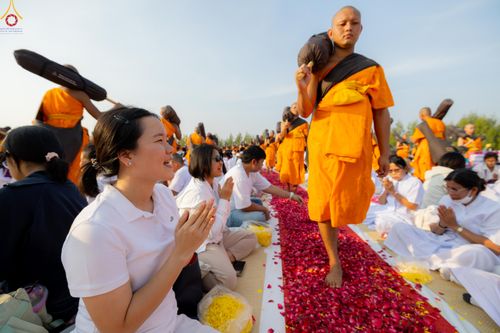 ภาพ No.299635:วันที่ 18 มกราคม พ.ศ. 2569 พิธีต้อนรับพระธรรมยาตรา (ภาพชุดที่ 2) ณ อนุสรณ์สถานลำดับที่ 5  สถานที่เผยแผ่วิชชาธรรมกายครั้งแรก อนุสรณ์สถานบางปลา วัดบางปลา อำเภอบางเลน จังหวัดนครปฐม ในโครงการธรรมยาตรา กตัญญูบูชา มหาปูชนียาจารย์ พระมงคลเทพมุนี(สด จนฺทสโร) พระ