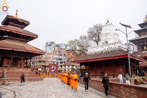 ภาพ No.317188:วันจันทร์ที่ 30 มีนาคม พ.ศ.2569 จาริกบิณฑบาตสยมภูนาทสู่พระราชวังหนุมานโดกา ประเทศเนปาล