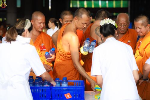 ภาพ No.325930:วันที่ 22 เมษายน พ.ศ.2569(วันคุ้มครองโลก) งานถวายมหาสังฆทาน 40,000 กว่าวัดทั่วประเทศ เจ้าหน้าที่ สาธุชน ร่วมใจจัดเตรียมภัตตาหารเพล (ชุด 2)
