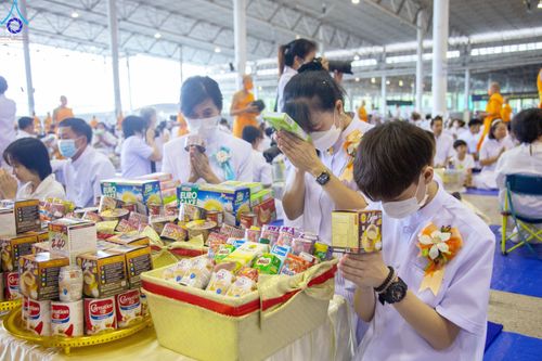 ภาพ No.78848:พิธีตักบาตร ข้าวสารอาหารแห้ง พิธีบูชาข้าวพระ ในวันอาทิตย์ต้นเดือนที่ 2 เมษายน พ.ศ. 2566