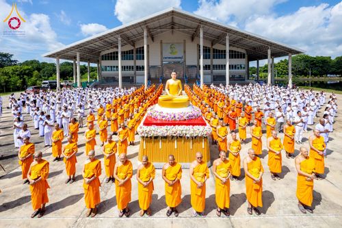 พระภิกษุสงฆ์และพุทธศาสนิกชนจำนวนมากร่วมพิธีหน้าองค์พระประธานสีทอง ณ ธุดงคสถานนครสวรรค์