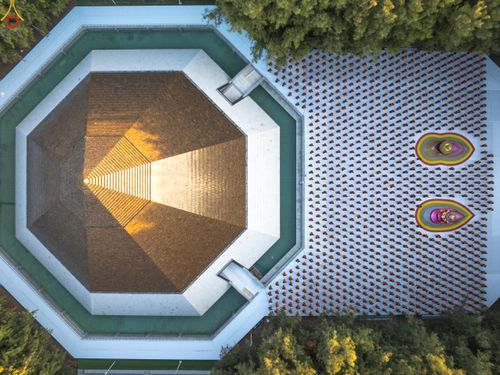 ภาพ No.288461:วันที่ 4 มกราคม พ.ศ. 2569 พระธรรมยาตราปฏิบัติธรรม และถ่ายภาพหมู่ประวัติศาสตร์ ในโครงการธรรมยาตรา กตัญญูบูชา มหาปูชนียาจารย์ พระมงคลเทพมุนี(สด จนฺทสโร) พระผู้ปราบมาร อนุสรณ์สถาน 7 แห่ง ปีที่ 14 ณ อนุสรณ์สถานมหาวิหารพระมงคลเทพมุนี (โลตัสแลนด์) อ.สองพี่น้อง