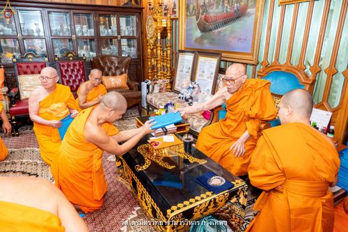 ภาพ No.342125:วันศุกร์ที่ 31 กรกฎาคม พ.ศ.2569 พระภิกษุวัดพระธรรมกาย ทำวัตรพระผู้ใหญ่เนื่องในวันเข้าพรรษา