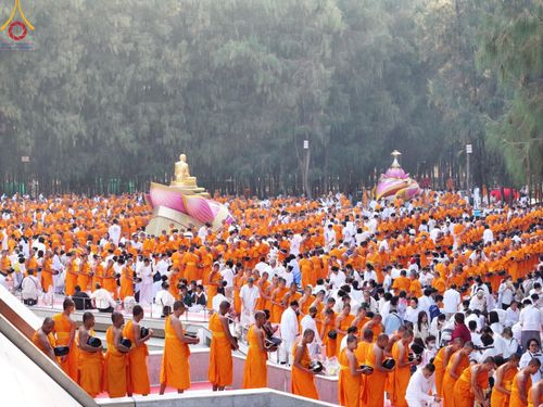 ภาพ No.190237:พิธีตักบาตรพระธรรมยาตรา ณ อนุสรณ์สถานลำดับที่ 1 สถานที่เกิดด้วยรูปกายเนื้อ อนุสรณ์สถานมหาวิหารพระมงคลเทพมุนี (โลตัสแลนด์) อ.สองพี่น้อง จ.สุพรรณบุรี ในโครงการธรรมยาตรา กตัญญูบูชา มหาปูชนียาจารย์ พระมงคลเทพมุนี(สด จนฺทสโร) พระผู้ปราบมาร อนุสรณ์สถาน 7 แห่ง 
