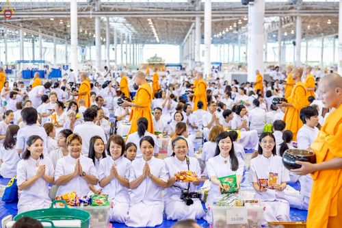 ภาพ No.243494:วันที่ 7 กันยายน พ.ศ. 2568 พิธีตักบาตร ข้าวสารอาหารแห้ง ในวันครูผู้ค้นพบวิชชาธรรมกาย ณ บ้านแก้วเรือนทองคุณยายฯ สภาธรรมกายสากล วัดพระธรรมกาย