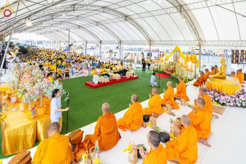 ภาพ No.146459:มหาสังฆทานถวายเป็นพุทธบูชาครั้งยิ่งใหญ่ โครงการทำบุญตักบาตร เพื่อถวายเป็นพระราชกุศล เนื่องในโอกาสมหามงคลเฉลิมพระชนมพรรษา พระบาทสมเด็จพระเจ้าอยู่ห้วฯ ทรงเจริญพระชนมพรรษา 6 รอบ 72 พรรษา