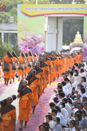 ภาพ No.188776:พิธีต้อนรับพระธรรมยาตรา ในโครงการธรรมยาตรา กตัญญูบูชา มหาปูชนียาจารย์ พระมงคลเทพมุนี(สด จนฺทสโร) พระผู้ปราบมาร อนุสรณ์สถาน 7 แห่ง ปีที่ 13 วันที่ 3 มกราคม พ.ศ. 2568 ณ อนุสรณ์สถานมหาวิหารพระมงคลเทพมุนี (โลตัสแลนด์) อ.สองพี่น้อง จ.สุพรรณบุรี