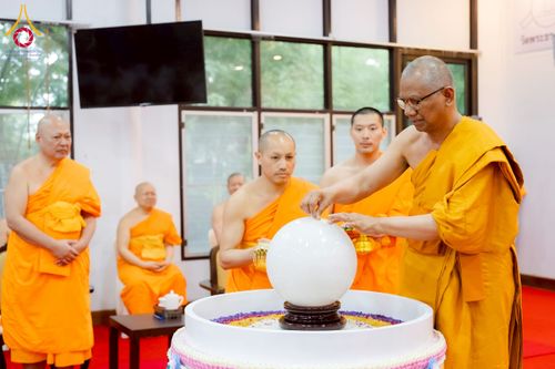 ภาพ No.221391:วันอาทิตย์ที่ 27 เมษายน พ.ศ. 2568 พิธีเจริญพระพุทธมนต์สมโภชดวงแก้วธรรมชัย เนื่องในโอกาสบูชาธรรม 81 ปีหลวงพ่อธัมมชโย อัญเชิญประดิษฐานเนื่องในโอกาสสถาปนาวัดพระธรรมกายไอซ์แลนด์ ณ อาคารปลูกศรัทธา 1 วัดพระธรรมกาย อำเภอคลองหลวง จังหวัดปทุมธานี