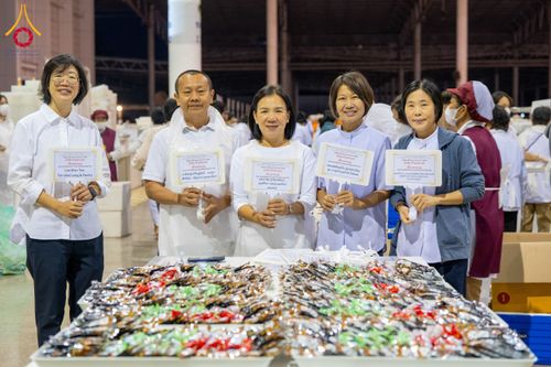 ภาพ No.202700:พิธีถวายภัตตาหารเป็นสังฆทาน แด่พระธรรมยาตรา ณ วัดพระธรรมกาย ตำบลคลองสาม อำเภอคลองหลวง จังหวัดปทุมธานี ในโครงการธรรมยาตรา กตัญญูบูชา มหาปูชนียาจารย์ พระมงคลเทพมุนี(สด จนฺทสโร) พระผู้ปราบมาร อนุสรณ์สถาน 7 แห่ง ปีที่ 13 วันที่ 28 มกราคม พ.ศ. 2568