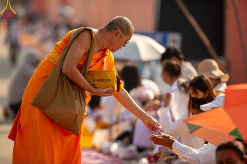 ภาพ No.107877:พิธีต้อนรับพระธรรมยาตรา ในโครงการธรรมยาตรากตัญญูบูชา มหาปูชนียาจารย์ พระมงคลเทพมุนี(สด จนฺทสโร) พระผู้ปราบมาร อนุสรณ์สถาน 7 แห่ง ปีที่ 12 วันที่ 7 มกราคม พ.ศ. 2567 ณ อนุสรณ์สถานคลองบางนางแท่น  อ.สามพราน จ.นครปฐม