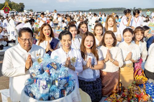 ภาพ No.250585:วันพุธที่ 8 ตุลาคม พ.ศ. 2568 พิธีตักบาตรเทโวโรหณะ ณ ลานธรรมปทุมรัตน์ธรรมเจดีย์ พุทธอุทยานนานาชาติ อ.โพนพิสัย จ.หนองคาย