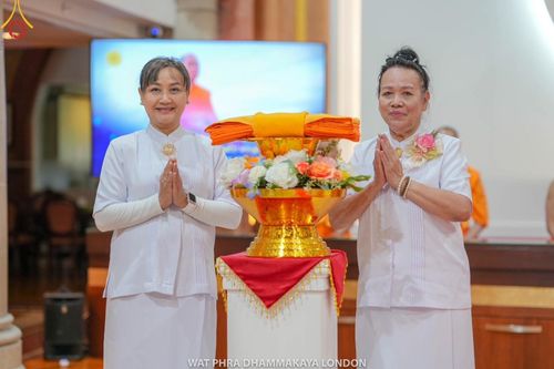 ภาพ No.161407:วัดพระธรรมกายลอนดอน สหราชอาณาจักร จัดงานบุญ น้อมถวายเป็นพุทธบูชา และบูชาธรรมเนื่องในวาระ 140 ปี วันคล้ายวันเกิดด้วยรูปกายเนื้อของ พระมงคลเทพมุนี (สด จนฺทสโร) พระผู้ปราบมาร ในวันที่ 10 ตุลาคม พ.ศ. 2567