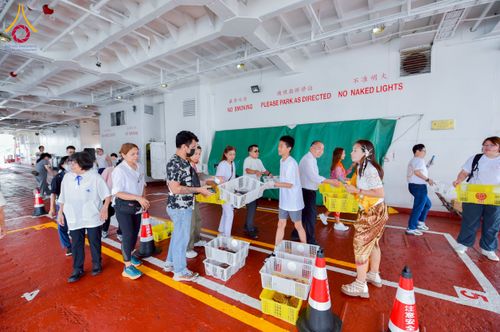 ภาพ No.224860:วันเสาร์ ที่ 10 พฤษภาคม พ.ศ. 2568 วัดพระธรรมกายฮ่องกง จัดพิธีปล่อยปลา บนเรือใหญ่บนอ่าวฮ่องกง และจัดพิธีถวายมหาสังฆทานกลางทะเล ประจำปี 2568 เนื่องในสัปดาห์วิสาขบูชาโลก