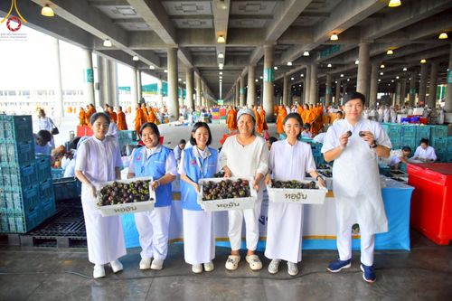 ภาพ No.219291:บรรยากาศการเดินทางเข้าวัดพระธรรมกาย , การต้อนรับปฏิสันถาร , การฉันภัตตาหารเช้า , การลงทะเบียนพระสังฆาธิการ  เนื่องในวันคุ้มครองโลก พิธีถวายมหาสังฆทานคณะสงฆ์ 40,000 กว่าวัดทั่วประเทศ ณ วัดพระธรรมกาย
