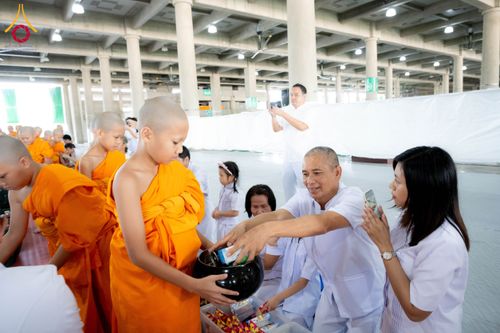 ภาพ No.145676:พิธีตักบาตรโครงการบรรพชาสามเณร โรงเรียนนานาชาติ รุ่นที่ 13 ณ มหารัตนวิหารคด 9 วัดพระธรรมกาย วันเสาร์ที่ 20 กรกฎาคม พ.ศ. 2567