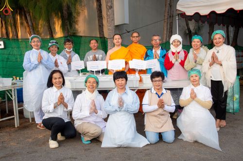 ภาพ No.190482:สาธุชนถวายภัตตาหารเป็นสังฆทาน แด่พระธรรมยาตรา ณ อนุสรณ์สถานมหาวิหารพระมงคลเทพมุนี (โลตัสแลนด์) อ.สองพี่น้อง จ.สุพรรณบุรี ในโครงการธรรมยาตรา กตัญญูบูชา มหาปูชนียาจารย์ พระมงคลเทพมุนี(สด จนฺทสโร) พระผู้ปราบมาร แห่ง ปีที่ 13 วันที่ 7 มกราคม พ.ศ.2568