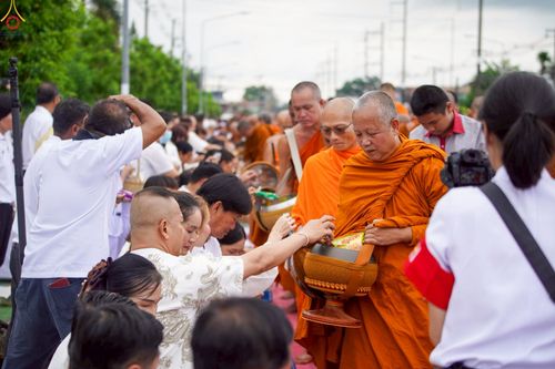 ภาพ No.229867:วันพฤหัสบดีที่ 26 มิถุนายน พ.ศ. 2568 พิธีตักบาตรพระ 1,165 รูป ฉลองก่อตั้งเมืองวานรนิวาส ครบรอบ 164 ปี ณ ถนนวานรนิวาส-อากาศอำนวย อ.วานรนิวาส จ.สกลนคร